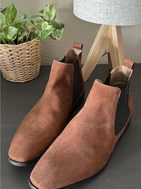 Women’s Chelsea Boots in Brown